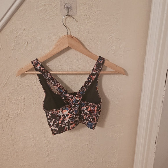 Womens Under Armour Sports Bra Size Medium - Picture 6 of 6